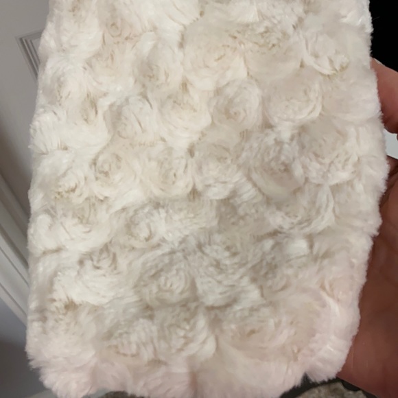 Me Jane rose petals Faux fur off wht jacket - Size Medium - Picture 7 of 10